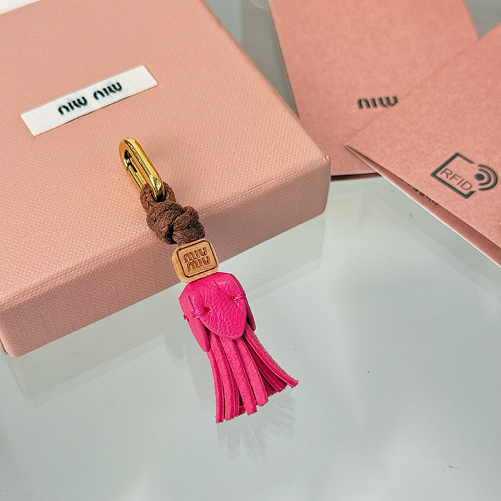 最高級MiuMiuスーパーコピー ミュウミュウ レザー マイクロトリック フューシャピンク 5ID007_2FLQ_F0029 Miumiu キーチャーム - 画像 (2)