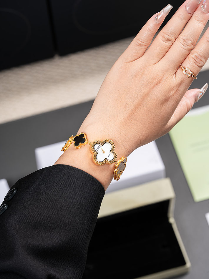 最高級ヴァンクリーフスーパーコピー VAN CLEEF & ARPELS アルハンブラ スモールモデル ウォッチ VCARPEU800 レディース ヴァン クリーフ 時計 - 画像 (7)
