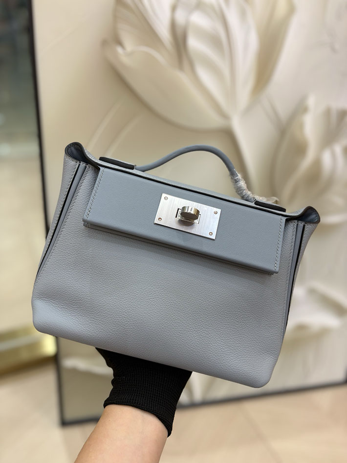 エルメス ヴァンキャトル 定価