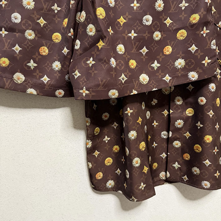 最高級ルイヴィトンスーパーコピー Louis Vuitton モノグラム プリント ショートスリーブ シルクシャツ 1AJRJC ルイヴィトン モノグラム シャツ メンズ - 画像 (3)