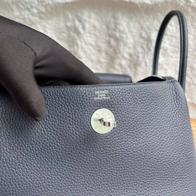 エルメス リンディ 並行輸入 HERMES リンディ26 ブルーニュイ トリヨンクレマンス シルバー金具 H056292CK2Z リンディ26 黒 定価 - 画像 (4)