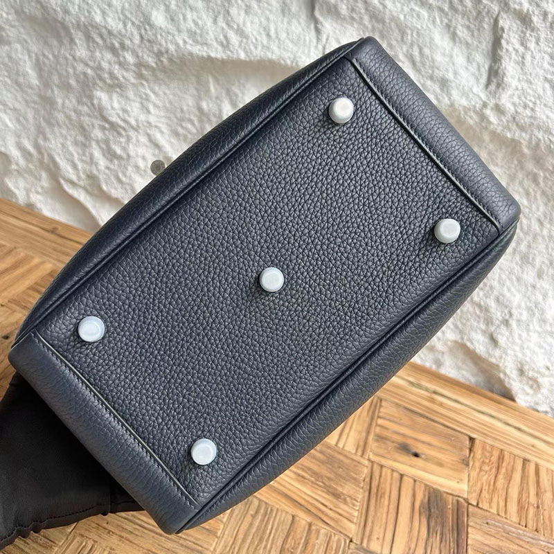 エルメス リンディ 並行輸入 HERMES リンディ26 ブルーニュイ トリヨンクレマンス シルバー金具 H056292CK2Z リンディ26 黒 定価 - 画像 (2)
