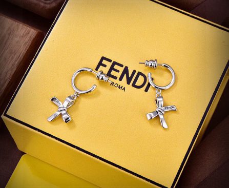 フェンディ ピアス 人気