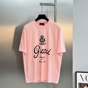 グッチのピンクTシャツ