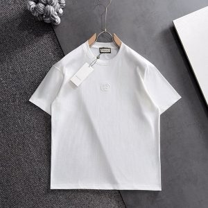グッチのロゴ入り半袖Tシャツ