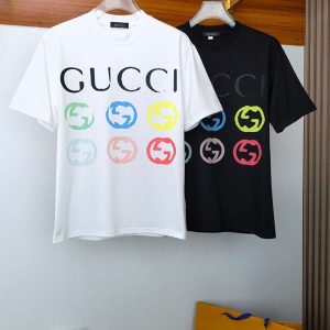 プリント入り黒Tシャツ