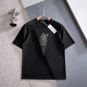 シャネルの黒Tシャツ