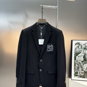 エルメスの黒いスーツジャケット
