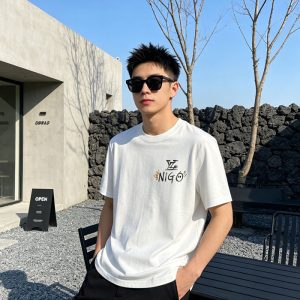 手描きのLV柄がプリントされた白いTシャツ