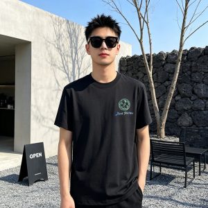 ルイ・ヴィトンの黒Tシャツ
