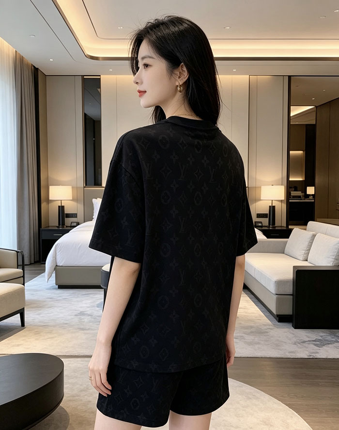 最高級ルイヴィトンスーパーコピー Louis Vuitton コットン ルイ・ヴィトン 2026年春夏最新スーツclothes202600424 ルイ・ヴィトン ブラック 半袖Tシャツ&ショーツセット - 画像 (4)