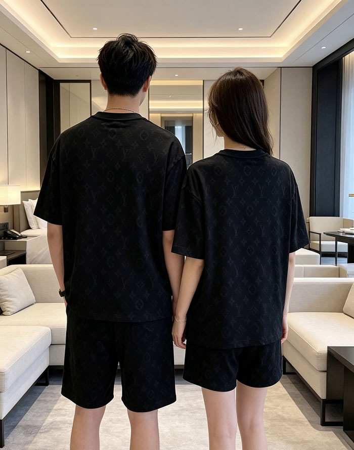 最高級ルイヴィトンスーパーコピー Louis Vuitton コットン ルイ・ヴィトン 2026年春夏最新スーツclothes202600424 ルイ・ヴィトン ブラック 半袖Tシャツ&ショーツセット - 画像 (3)