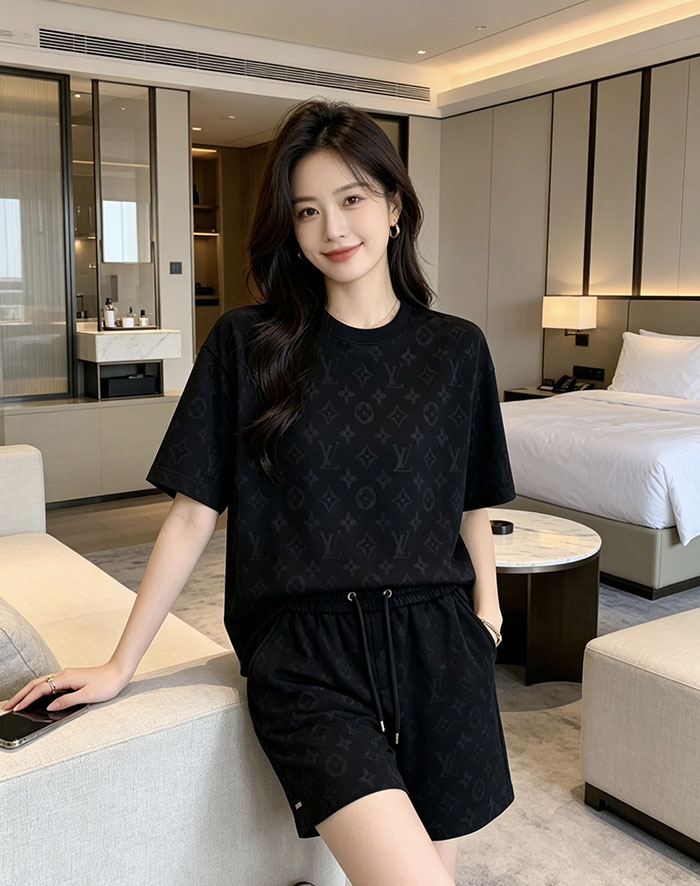 最高級ルイヴィトンスーパーコピー Louis Vuitton コットン ルイ・ヴィトン 2026年春夏最新スーツclothes202600424 ルイ・ヴィトン ブラック 半袖Tシャツ&ショーツセット - 画像 (8)