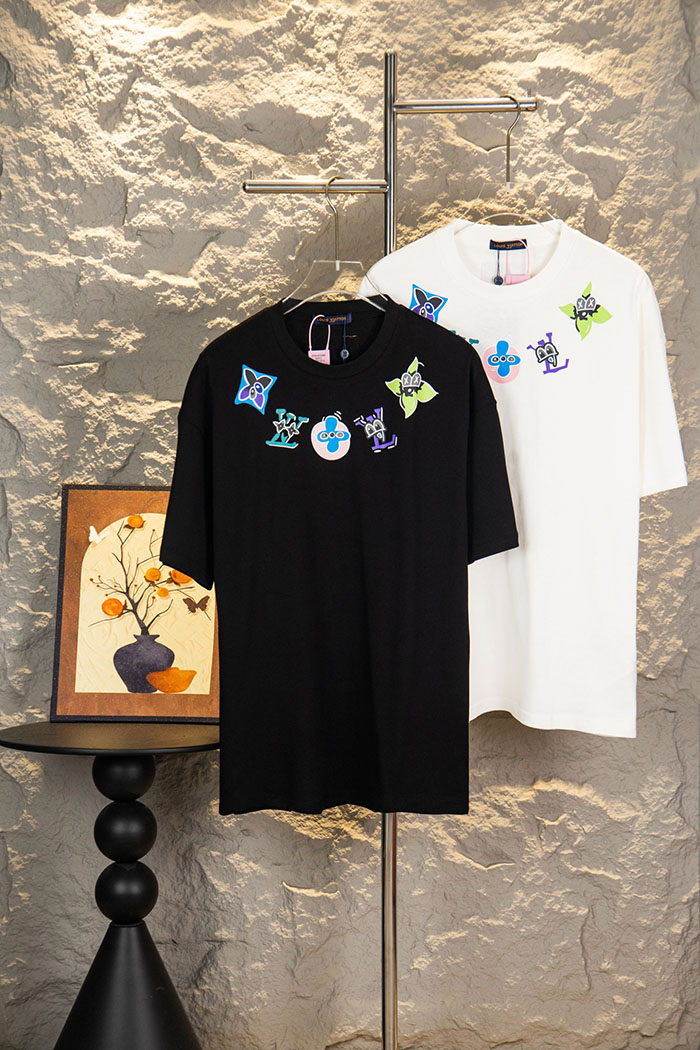 最高級ルイヴィトンスーパーコピー Louis Vuitton コットン カラフルな刺繍入り2026年春夏新作半袖Tシャツ clothes202600429 ルイ・ヴィトン 通気性のあるピュアコットンTシャツ - 画像 (3)