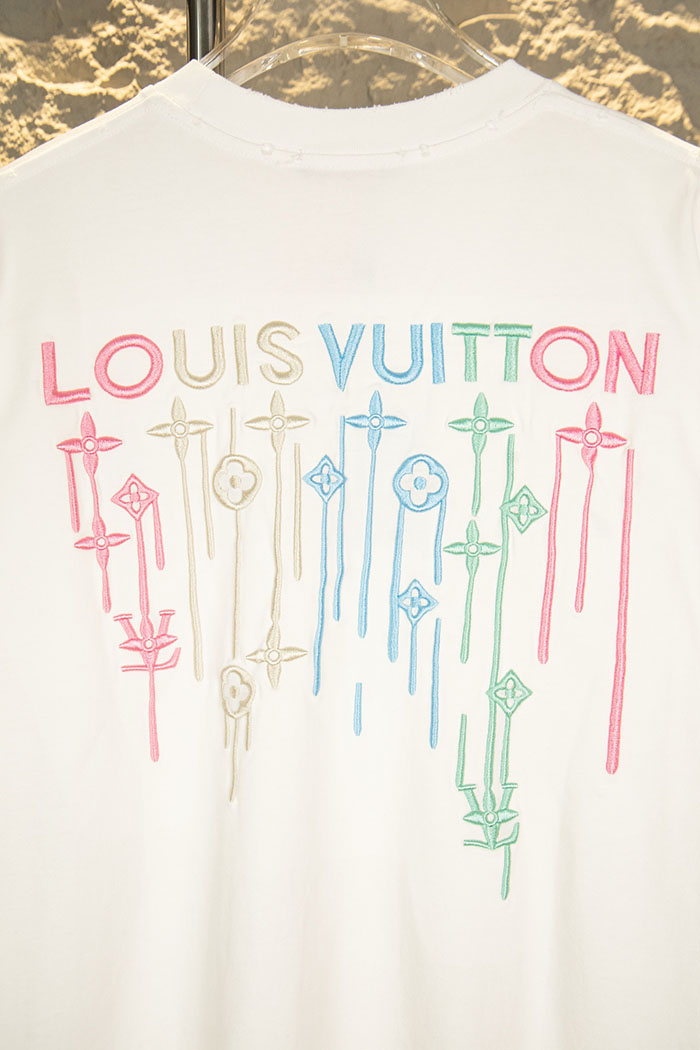 最高級ルイヴィトンスーパーコピー Louis Vuitton コットン 26SS 新作 刺繍入りカラーグラデーションダメージ加工Tシャツ clothes202600433 ルイ・ヴィトンのトレンディな白いTシャツ - 画像 (11)