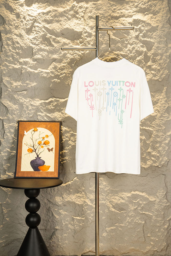 最高級ルイヴィトンスーパーコピー Louis Vuitton コットン 26SS 新作 刺繍入りカラーグラデーションダメージ加工Tシャツ clothes202600433 ルイ・ヴィトンのトレンディな白いTシャツ - 画像 (3)