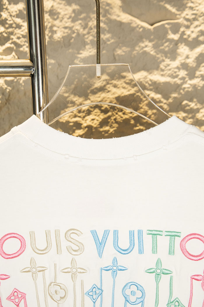最高級ルイヴィトンスーパーコピー Louis Vuitton コットン 26SS 新作 刺繍入りカラーグラデーションダメージ加工Tシャツ clothes202600433 ルイ・ヴィトンのトレンディな白いTシャツ - 画像 (10)
