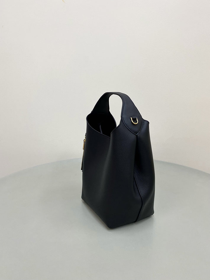 最高級セリーヌスーパーコピー CELINE スモールホーボー サプルスムースカーフスキン ブラック L10133Q71.38NO セリーヌ ショルダーバッグ 人気 - 画像 (8)