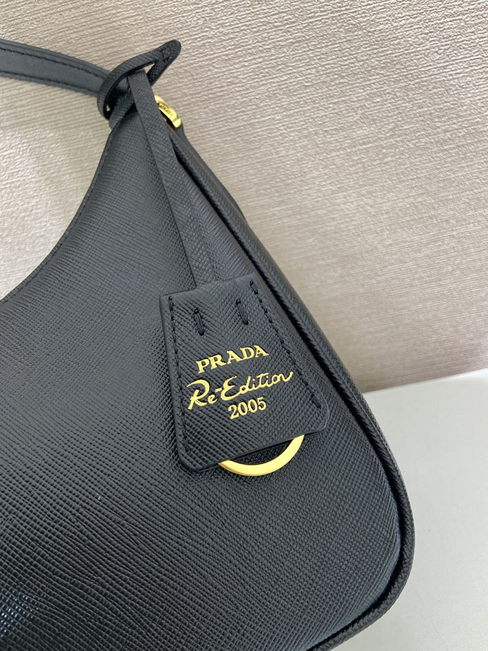 プラダ バッグ レディース 新作 PRADA Re-Edition 2005 スエード ミニバッグ ブラック 1N204W_2G64_F0002 プラダ ミニバッグ アウトレット - 画像 (4)