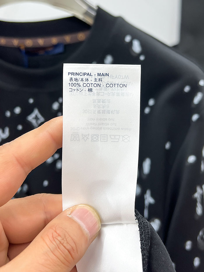 最高級ルイヴィトンスーパーコピー Louis Vuitton コットン 2026年夏新作コレクション:グラフィックロゴ入り半袖Tシャツ clothes202600520 ルイヴィトン メンズ黒Tシャツ - 画像 (3)