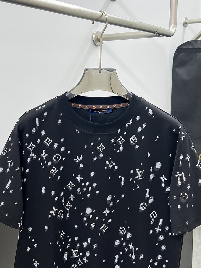 最高級ルイヴィトンスーパーコピー Louis Vuitton コットン 2026年夏新作コレクション:グラフィックロゴ入り半袖Tシャツ clothes202600520 ルイヴィトン メンズ黒Tシャツ - 画像 (10)