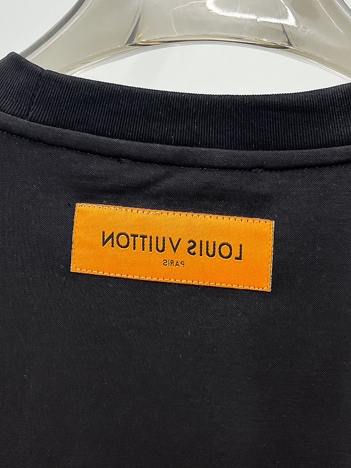 最高級ルイヴィトンスーパーコピー Louis Vuitton コットン 2026年夏新作コレクション:グラフィックロゴ入り半袖Tシャツ clothes202600520 ルイヴィトン メンズ黒Tシャツ - 画像 (8)