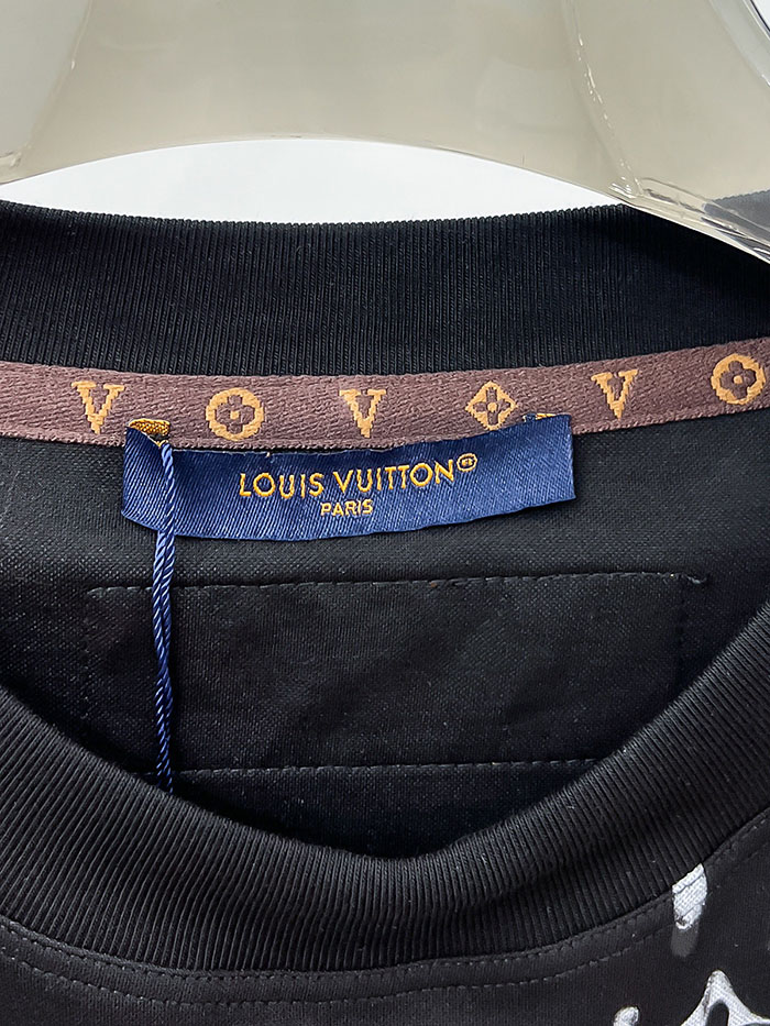 最高級ルイヴィトンスーパーコピー Louis Vuitton コットン 2026年夏新作コレクション:グラフィックロゴ入り半袖Tシャツ clothes202600520 ルイヴィトン メンズ黒Tシャツ - 画像 (6)