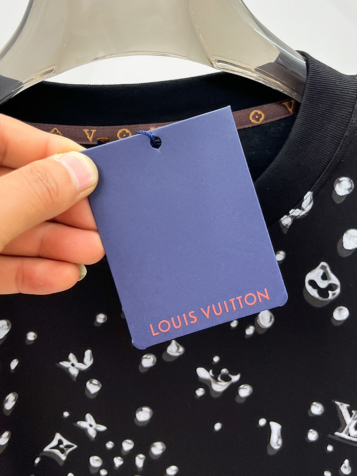 最高級ルイヴィトンスーパーコピー Louis Vuitton コットン 2026年夏新作コレクション:グラフィックロゴ入り半袖Tシャツ clothes202600520 ルイヴィトン メンズ黒Tシャツ - 画像 (5)
