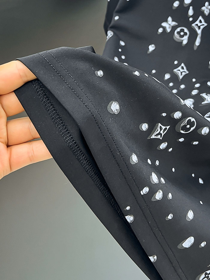 最高級ルイヴィトンスーパーコピー Louis Vuitton コットン 2026年夏新作コレクション:グラフィックロゴ入り半袖Tシャツ clothes202600520 ルイヴィトン メンズ黒Tシャツ - 画像 (4)