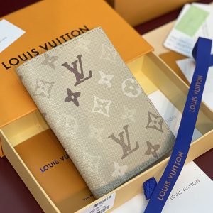 ヴィトン パスポートケース 刻印