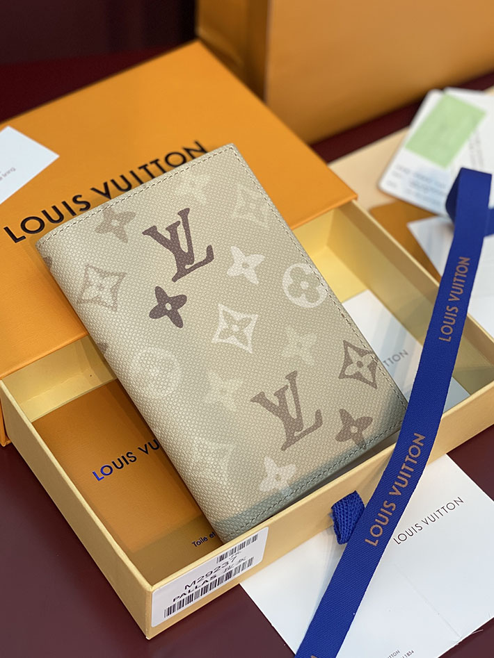ヴィトン パスポートケース 刻印