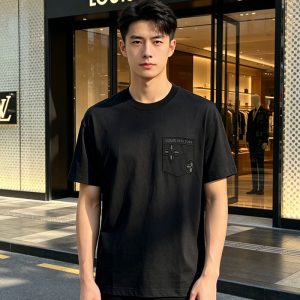 ルイ・ヴィトンの黒Tシャツ メンズ