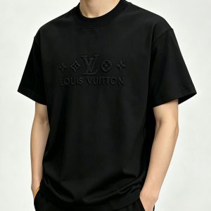 ルイ・ヴィトンの黒Tシャツ 新作
