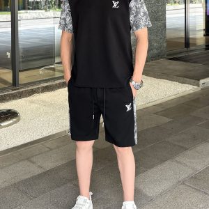ルイ・ヴィトンのTシャツとショートパンツのセット 安い