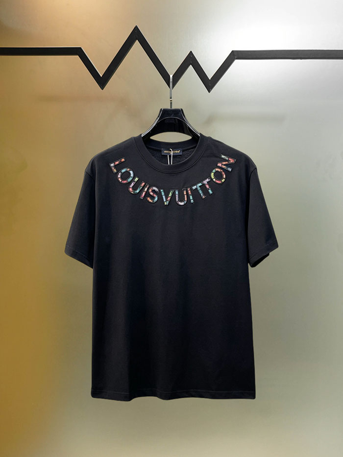 ルイヴィトン 黒のTシャツ 新作