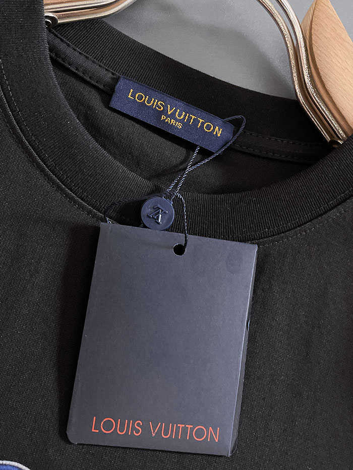 最高級ルイヴィトンスーパーコピー Louis Vuitton コットン ストライプ柄の王冠ロゴがプリントされた半袖Tシャツclothes202600615 ルイヴィトン メンズ黒Tシャツ 新作 - 画像 (6)
