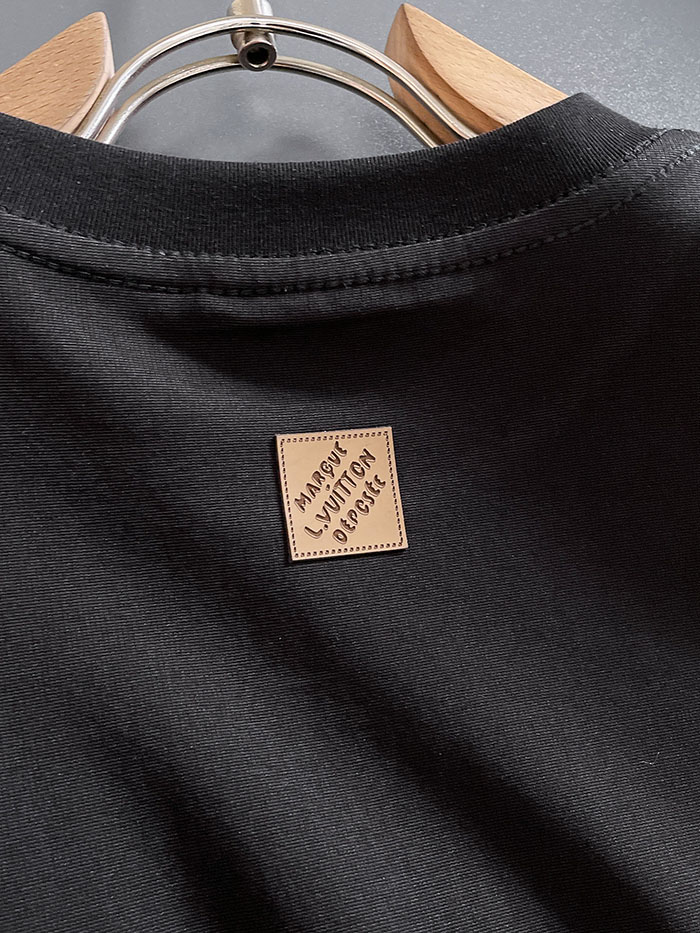 最高級ルイヴィトンスーパーコピー Louis Vuitton コットン ストライプ柄の王冠ロゴがプリントされた半袖Tシャツclothes202600615 ルイヴィトン メンズ黒Tシャツ 新作 - 画像 (5)