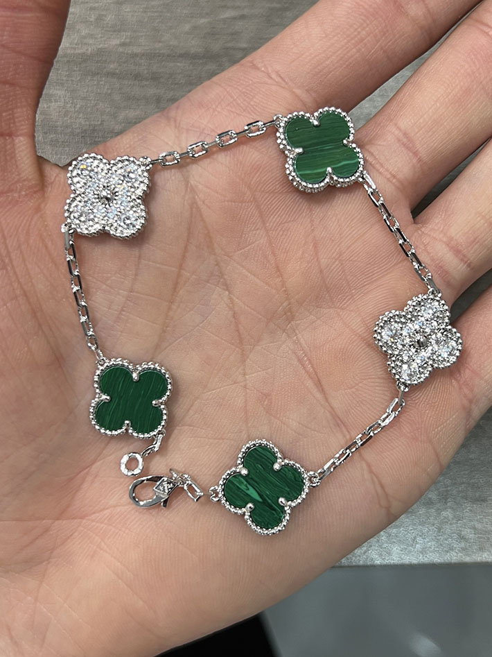 最高級ヴァンクリーフスーパーコピー VAN CLEEF&ARPELS ヴィンテージ アルハンブラ ブレスレット 5モチーフ VCARO7GQ00 ヴァンクリーフ 安い国 - 画像 (4)