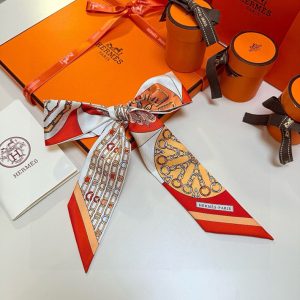 最高級エルメススーパーコピー HERMES Twilly カレイドスコープ・エフェクト オレンジ H063800S 02 エルメス スカーフ 人気柄