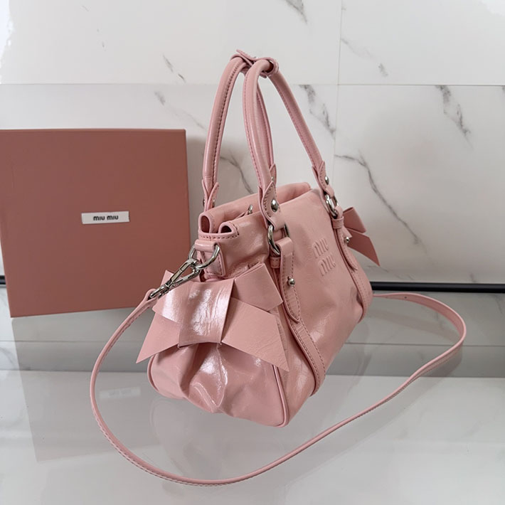 最高級MiuMiuスーパーコピー ミュウミュウ 光沢感のあるレザーのトップハンドルバッグ ロージーブラッシュ 5BA327_2A44_F010F ミュウミュウバッグコピー - 画像 (8)