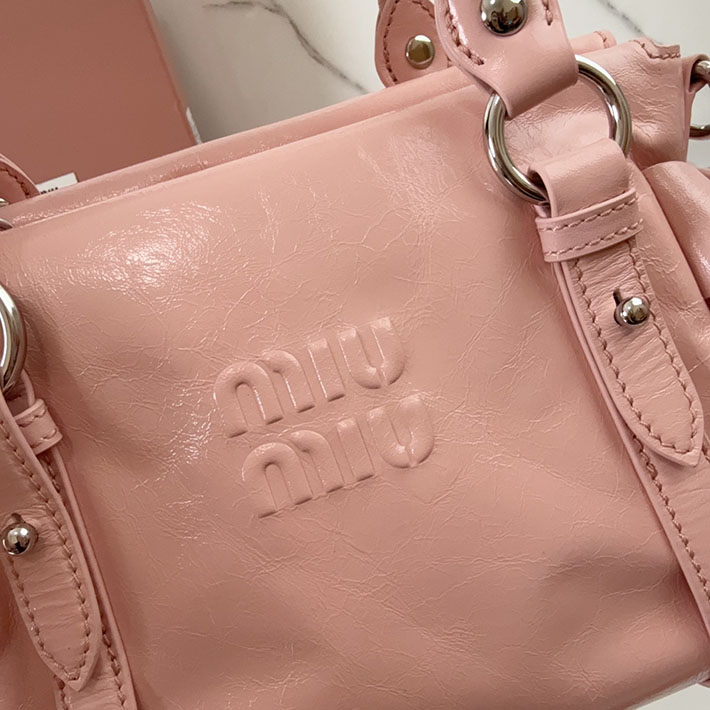 最高級MiuMiuスーパーコピー ミュウミュウ 光沢感のあるレザーのトップハンドルバッグ ロージーブラッシュ 5BA327_2A44_F010F ミュウミュウバッグコピー - 画像 (7)