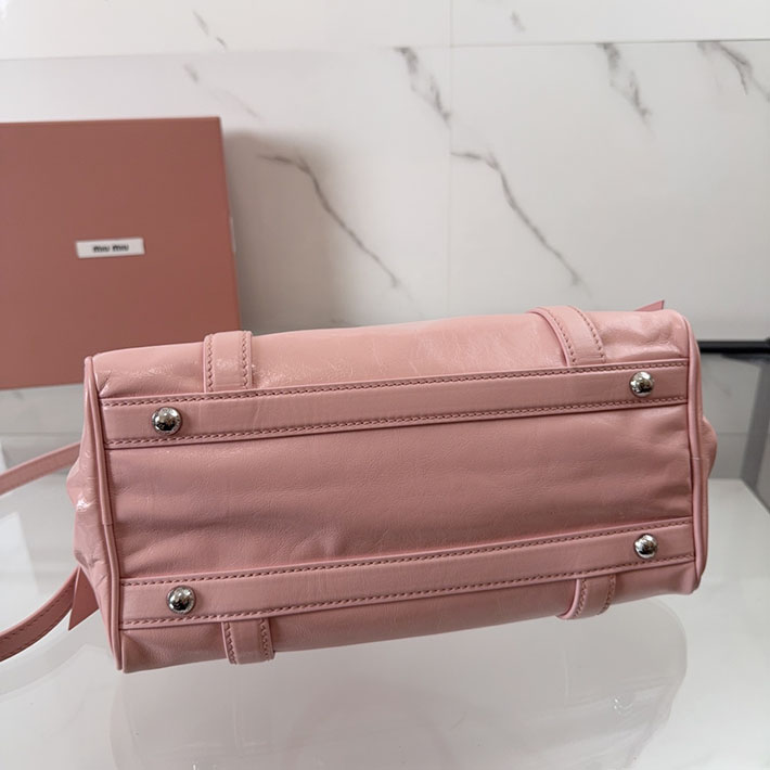 最高級MiuMiuスーパーコピー ミュウミュウ 光沢感のあるレザーのトップハンドルバッグ ロージーブラッシュ 5BA327_2A44_F010F ミュウミュウバッグコピー - 画像 (6)