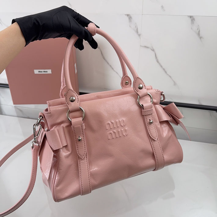 最高級MiuMiuスーパーコピー ミュウミュウ 光沢感のあるレザーのトップハンドルバッグ ロージーブラッシュ 5BA327_2A44_F010F ミュウミュウバッグコピー - 画像 (5)