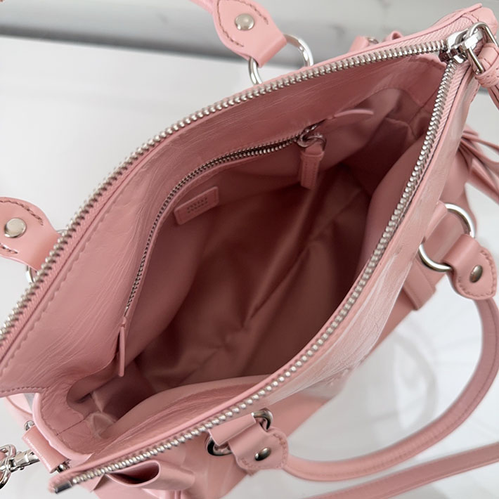 最高級MiuMiuスーパーコピー ミュウミュウ 光沢感のあるレザーのトップハンドルバッグ ロージーブラッシュ 5BA327_2A44_F010F ミュウミュウバッグコピー - 画像 (4)