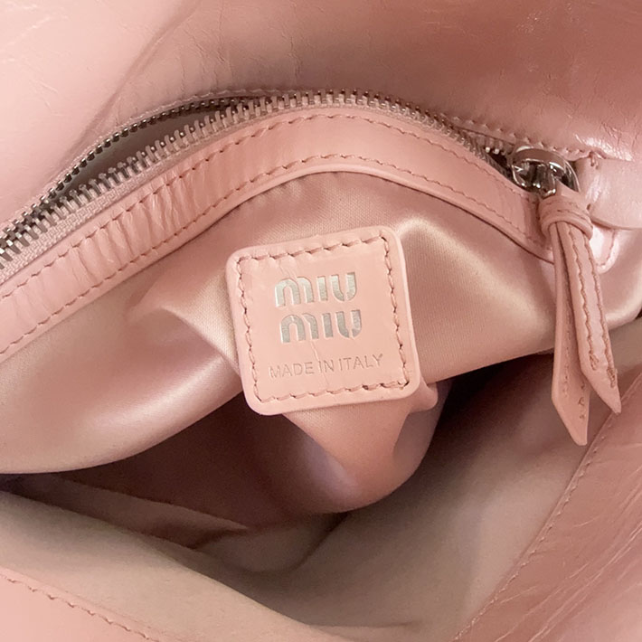 最高級MiuMiuスーパーコピー ミュウミュウ 光沢感のあるレザーのトップハンドルバッグ ロージーブラッシュ 5BA327_2A44_F010F ミュウミュウバッグコピー - 画像 (3)