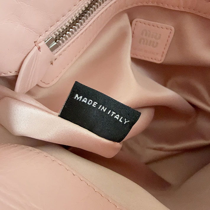 最高級MiuMiuスーパーコピー ミュウミュウ 光沢感のあるレザーのトップハンドルバッグ ロージーブラッシュ 5BA327_2A44_F010F ミュウミュウバッグコピー - 画像 (2)