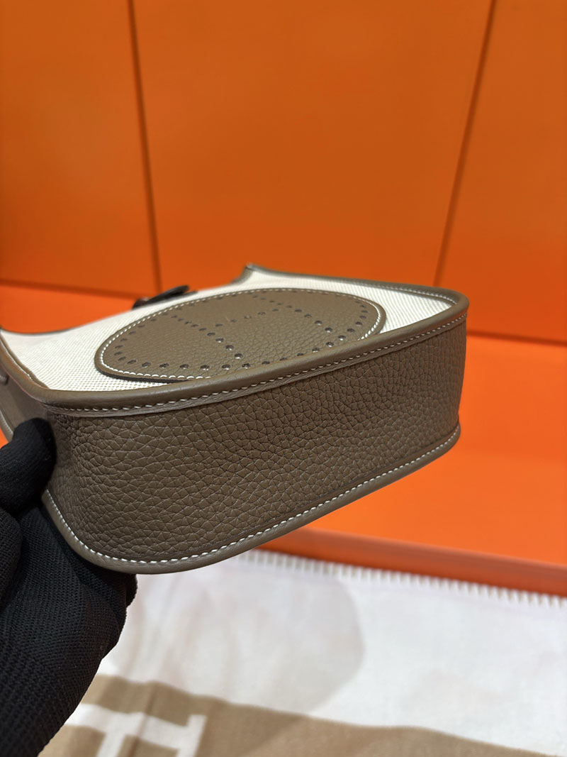 エルメス エヴリン ミニ HERMES エヴリン TPM ベージュ×エトゥープ トワルアッシュ/トゴ シルバー金具 2633947 エヴリンTPM エトゥープ - 画像 (2)
