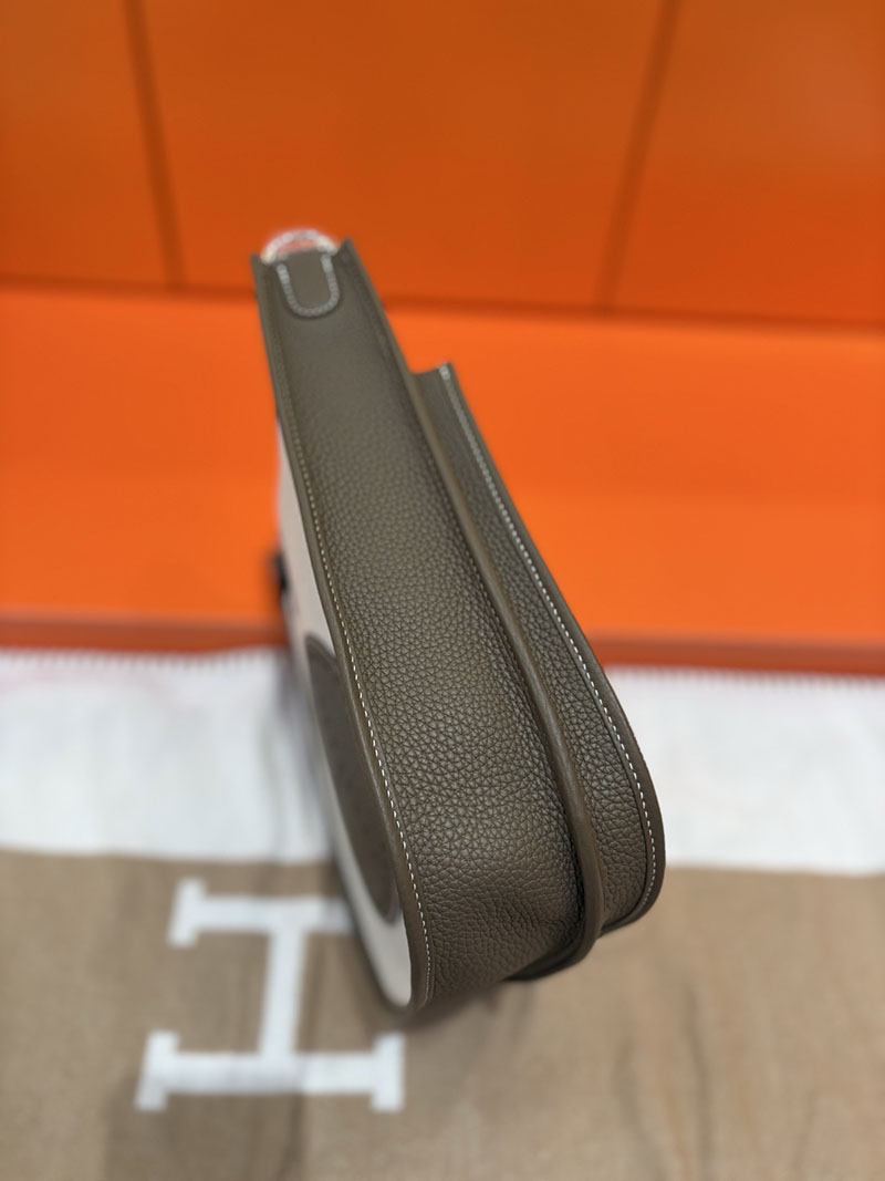 エルメス エヴリンの通販 HERMES エヴリン 29 PM ベージュ×エトゥープ トワルアッシュ/トゴ シルバー金具 2633948 エヴリン pm コーデ - 画像 (5)