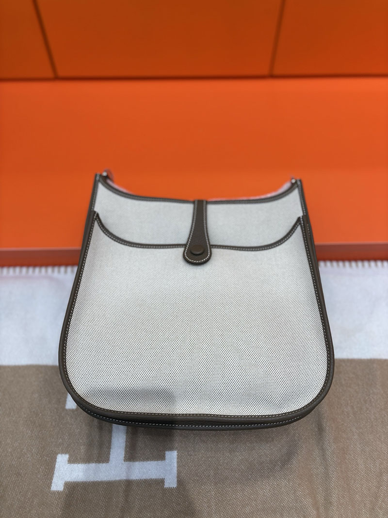 エルメス エヴリンの通販 HERMES エヴリン 29 PM ベージュ×エトゥープ トワルアッシュ/トゴ シルバー金具 2633948 エヴリン pm コーデ - 画像 (4)
