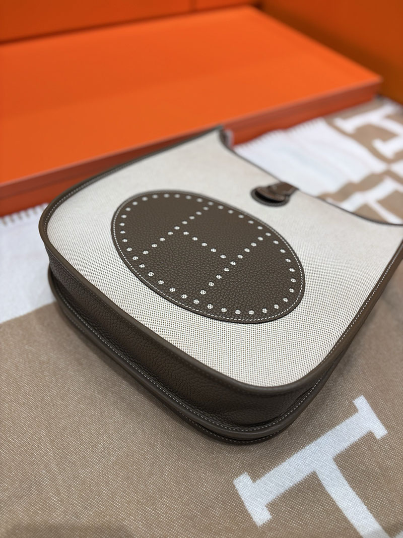 エルメス エヴリンの通販 HERMES エヴリン 29 PM ベージュ×エトゥープ トワルアッシュ/トゴ シルバー金具 2633948 エヴリン pm コーデ - 画像 (3)